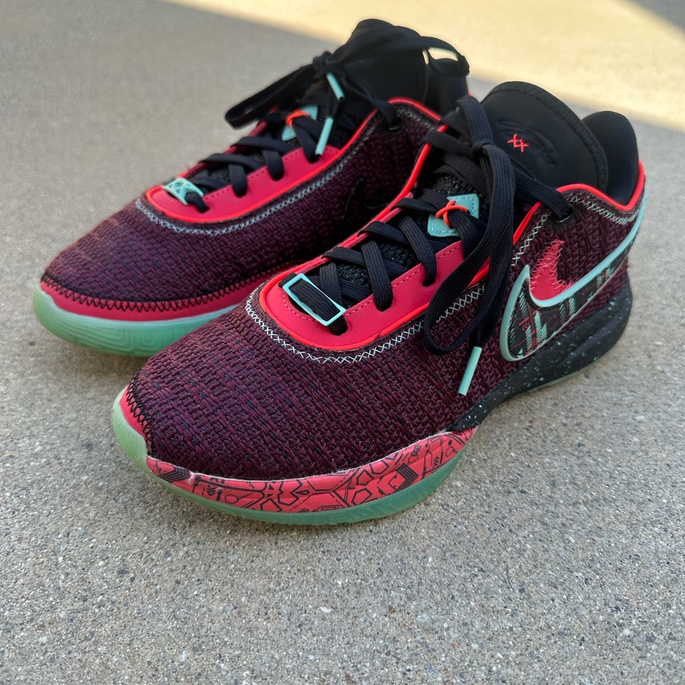 Nike Lebron XX 20 Night Maroon Sneakers, Size 7Y / 8.5W